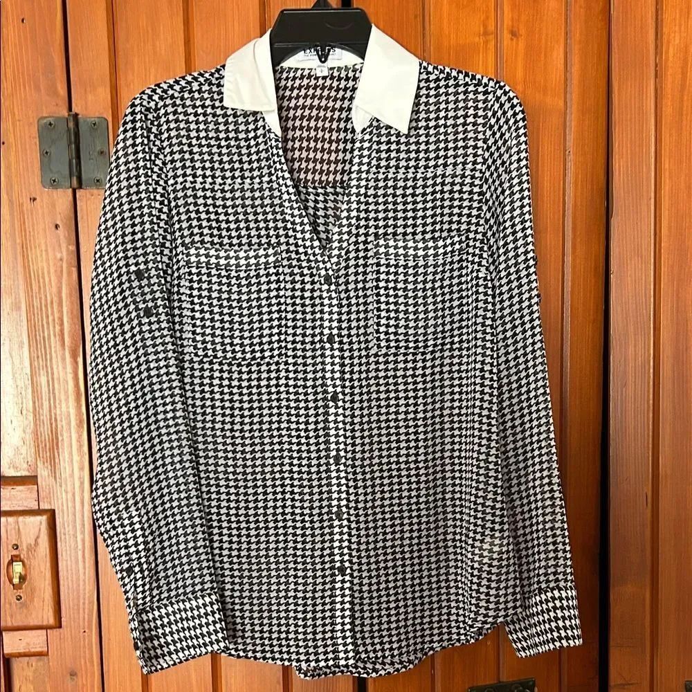 Express Black and White the portofino shirt size S. B2